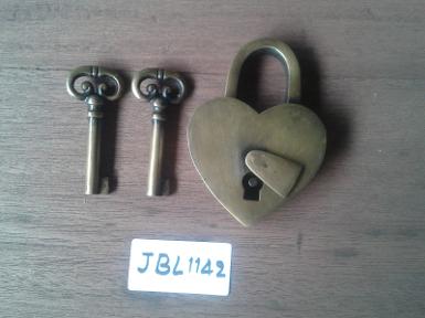 Brass door lock code JBL.1142 size W: 67 mm. L: 93 mm.