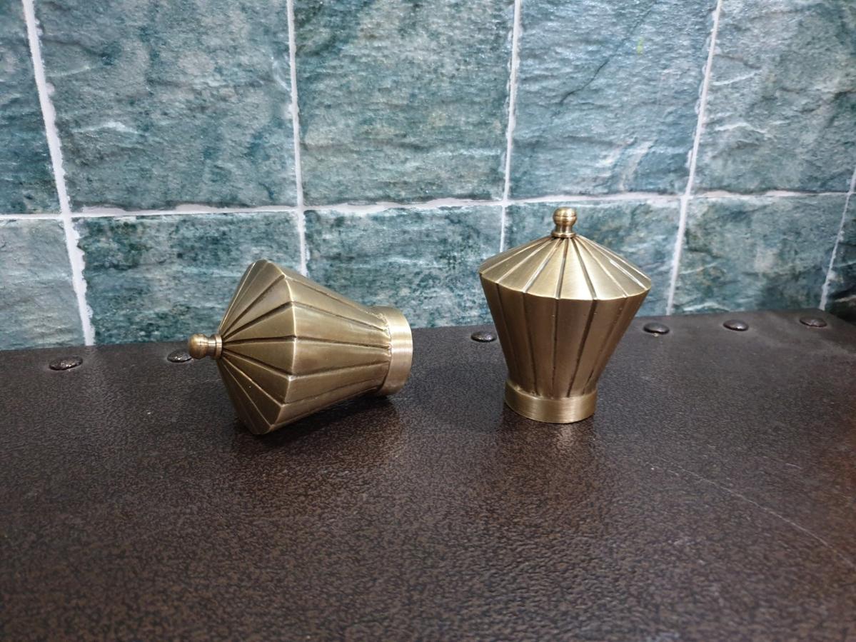 Curtain head meterail is brass Item Code CTH32B size head 65 mm.high 80 mm. hole 32 mm.price/set
