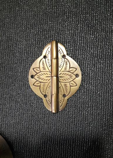 Brass hinge Item code V058MR size long 100 mm. Wide 75 mm. THICKNESS 3 MM.