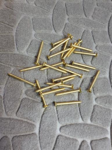 Screw stainless in gold color finished 1 1/2'' Thickness 3 mm.